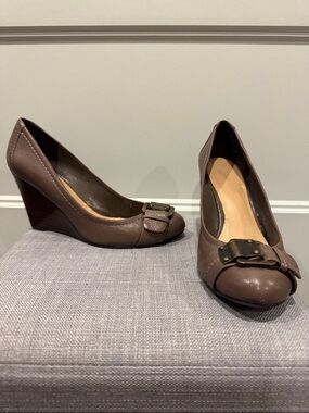 Nine West Women's Gray Leather Wedge Pumps with Buckle Detail 6.5